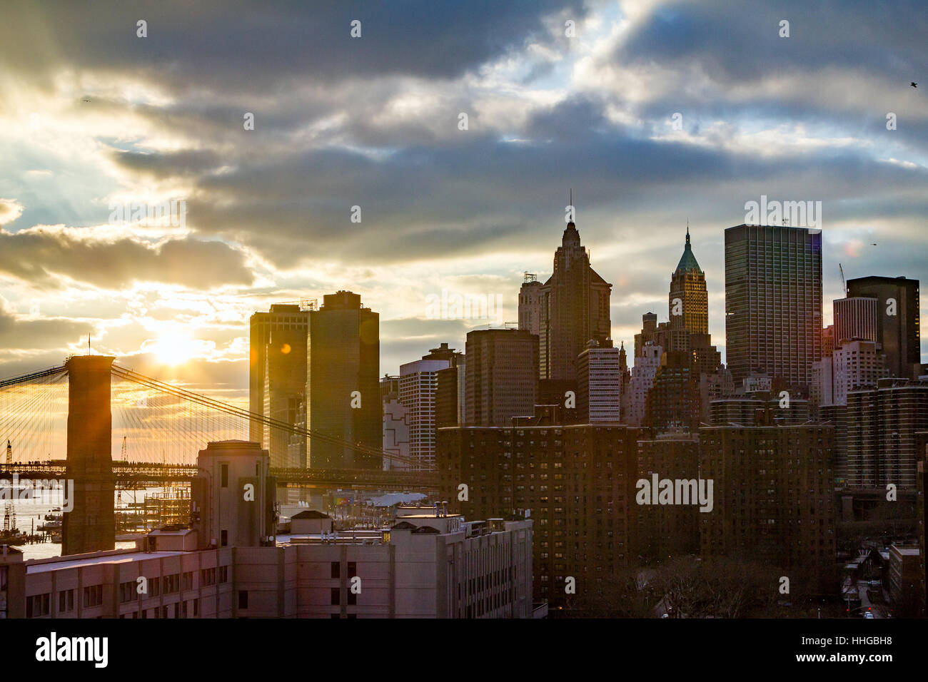 New York City Skyline-Szene bei Sonnenuntergang mit einem bunten Blick auf die Brooklyn Bridge und Wolkenkratzer Stockfoto