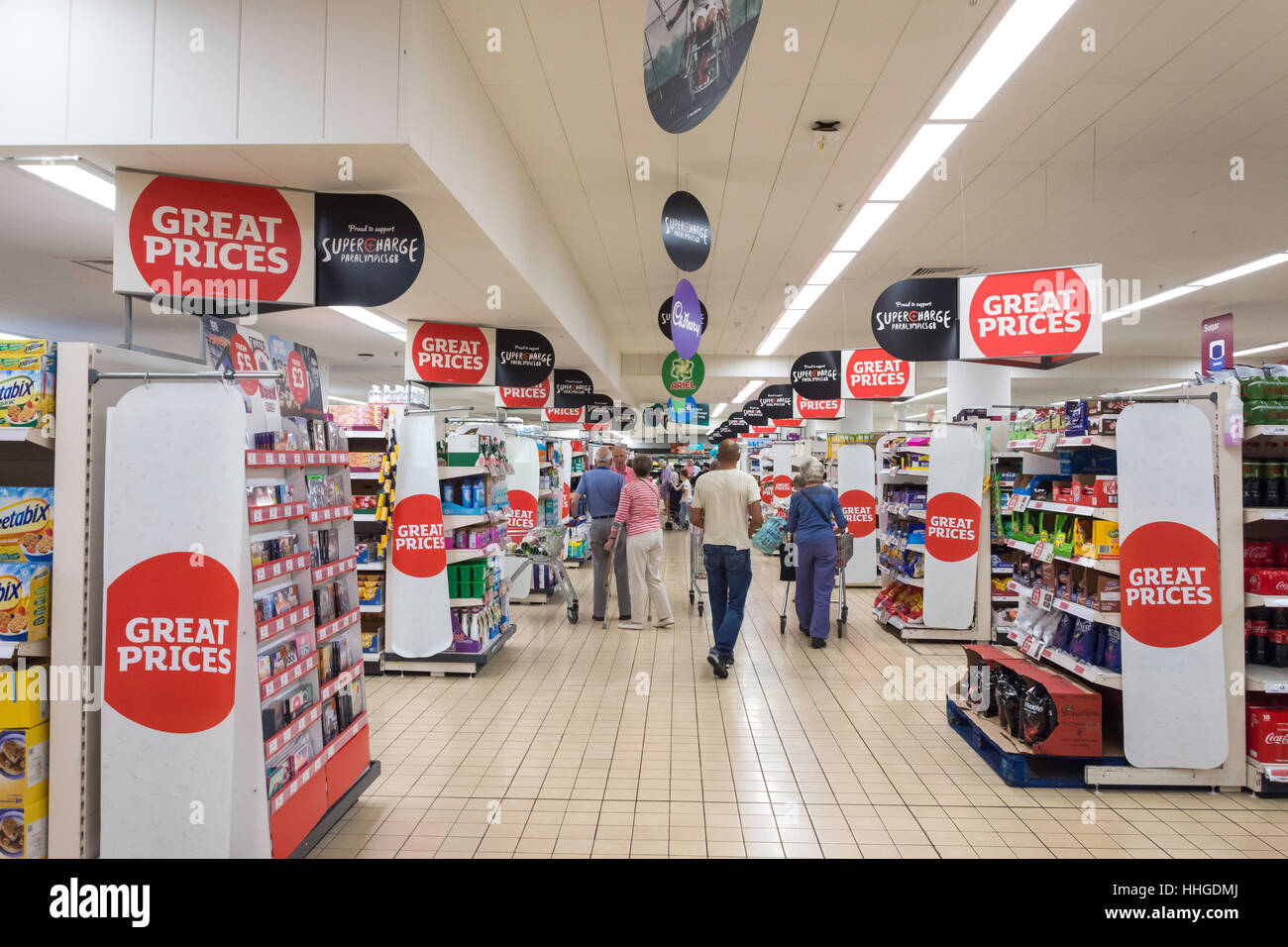 Innere des Sainsbury Supermarkt, Einkaufszentrum Swan Schwan Gericht, Leatherhead, Surrey, England, Vereinigtes Königreich Stockfoto