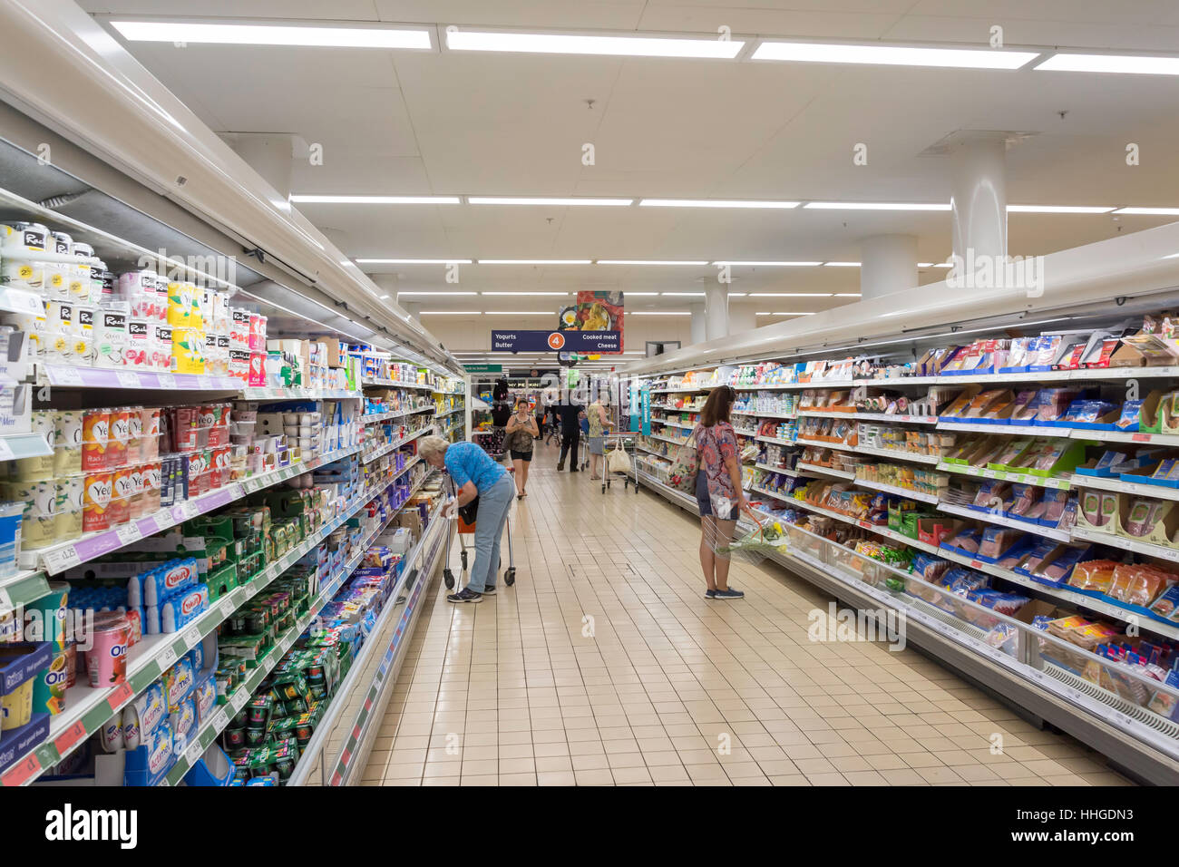Innere des Sainsbury Supermarkt, Einkaufszentrum Swan Schwan Gericht, Leatherhead, Surrey, England, Vereinigtes Königreich Stockfoto