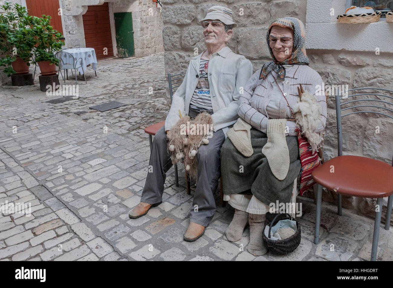 Lebensgroße Puppen ein Fischer und seine Frau, die außerhalb einer  Touristen-Shops in der Altstadt von Trogir, Kroatien stricken ist  Stockfotografie - Alamy