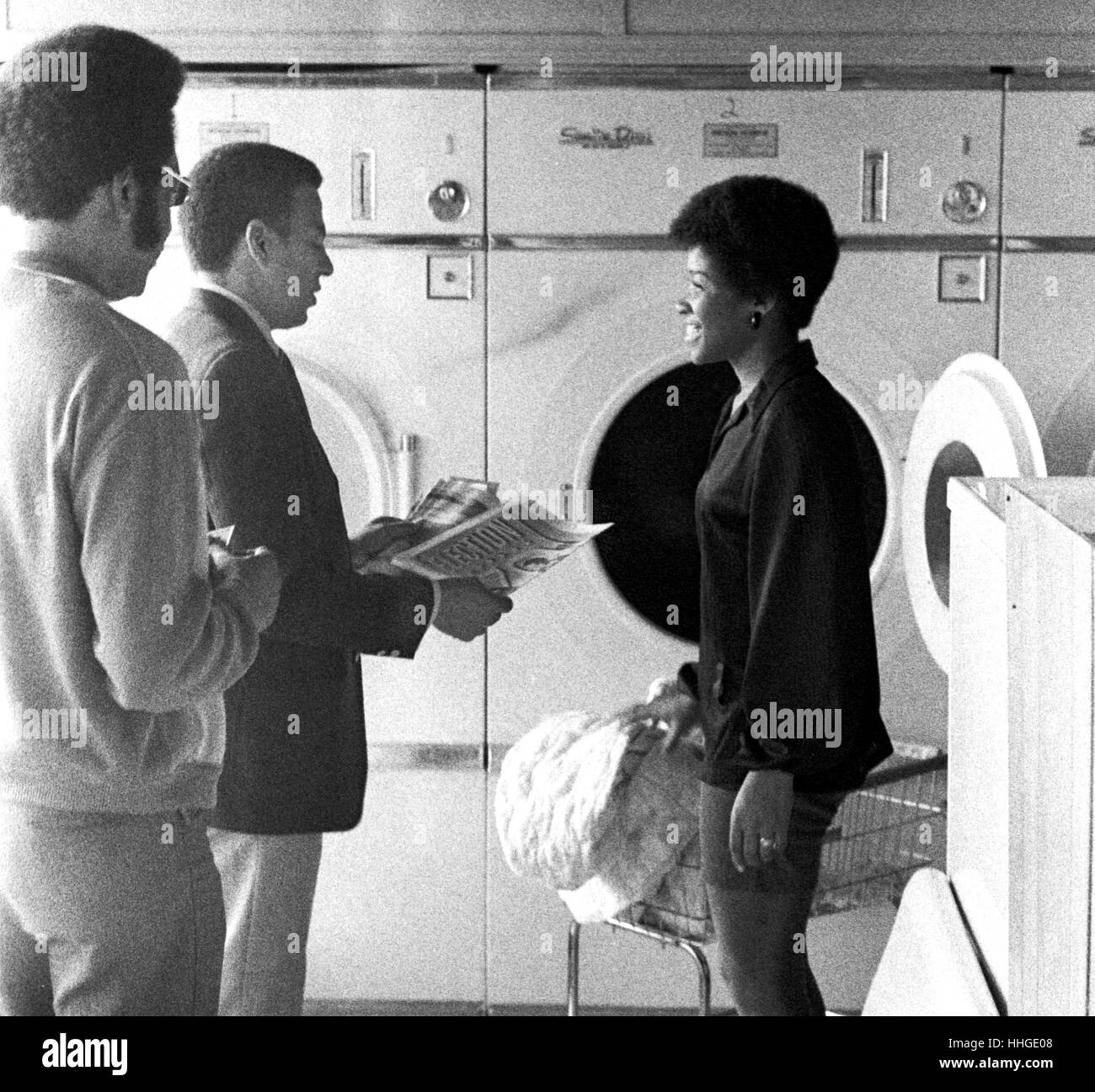 Andrew J. Young - wer später Bürgermeister von Atlanta und US-Botschafter bei den Vereinten Nationen werden sollte - Stümpfe Abstimmungen während seines Angebots für den Kongress im Jahr 1970 vom 5. Kongresswahlbezirk Georgiens. Andrew Jackson Young, geboren 12. März 1932, ist ein US-amerikanischer Politiker, Diplomat, Aktivist und Pastor aus Georgien. Er diente als ein Kongressabgeordneter aus Georgien 5. Kongreßbezirk, Botschafter der Vereinigten Staaten bei den Vereinten Nationen und Bürgermeister von Atlanta. Er diente als Präsident der nationalen Rat der Kirchen USA, war ein Mitglied der Southern Christian Leadership Conference. Stockfoto