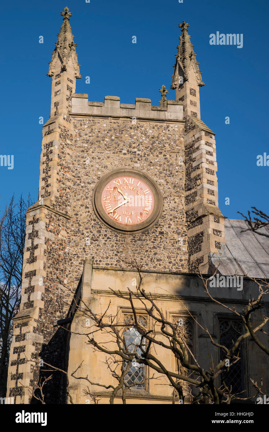 Ein Blick auf den Turm der St.-Michael-am-Plädoyer Kirche in Norwich, Großbritannien. Das Gebäude ist denkmalgeschützte, aber die Kirche ist jetzt überflüssig. Stockfoto