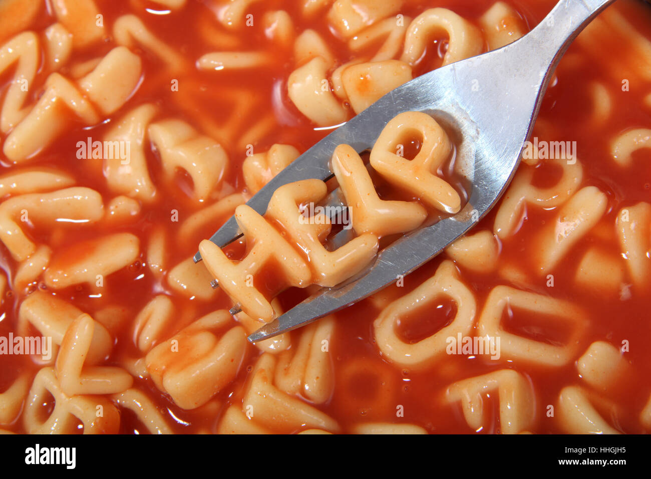 Spaghetti-Brief das Wort Rechtschreibung helfen mit den Buchstaben auf einer Gabel aufgehalten. Stockfoto