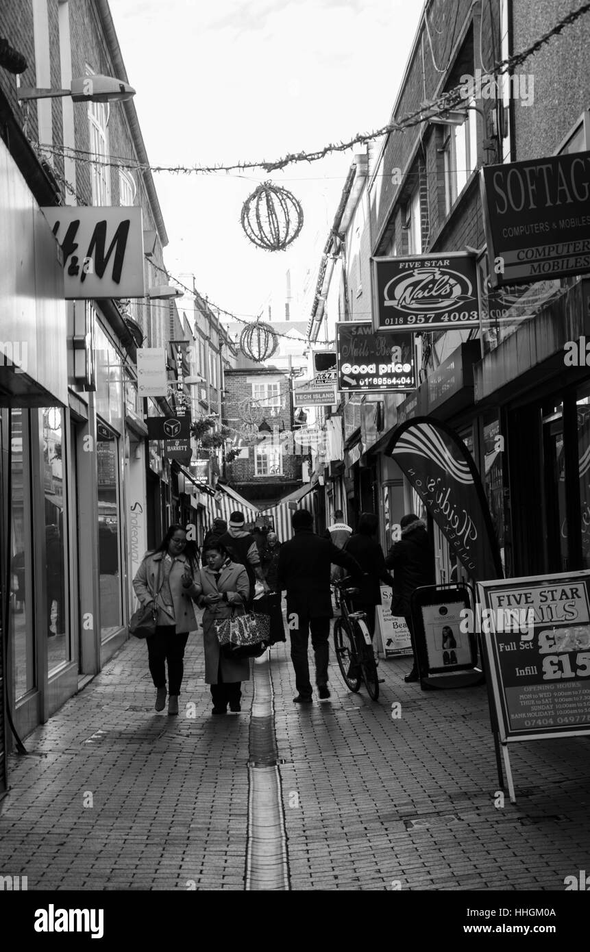 Union Street ist eine schmale Gasse in der Innenstadt die Heimat von kleinen Geschäften ist zu lesen. Stockfoto