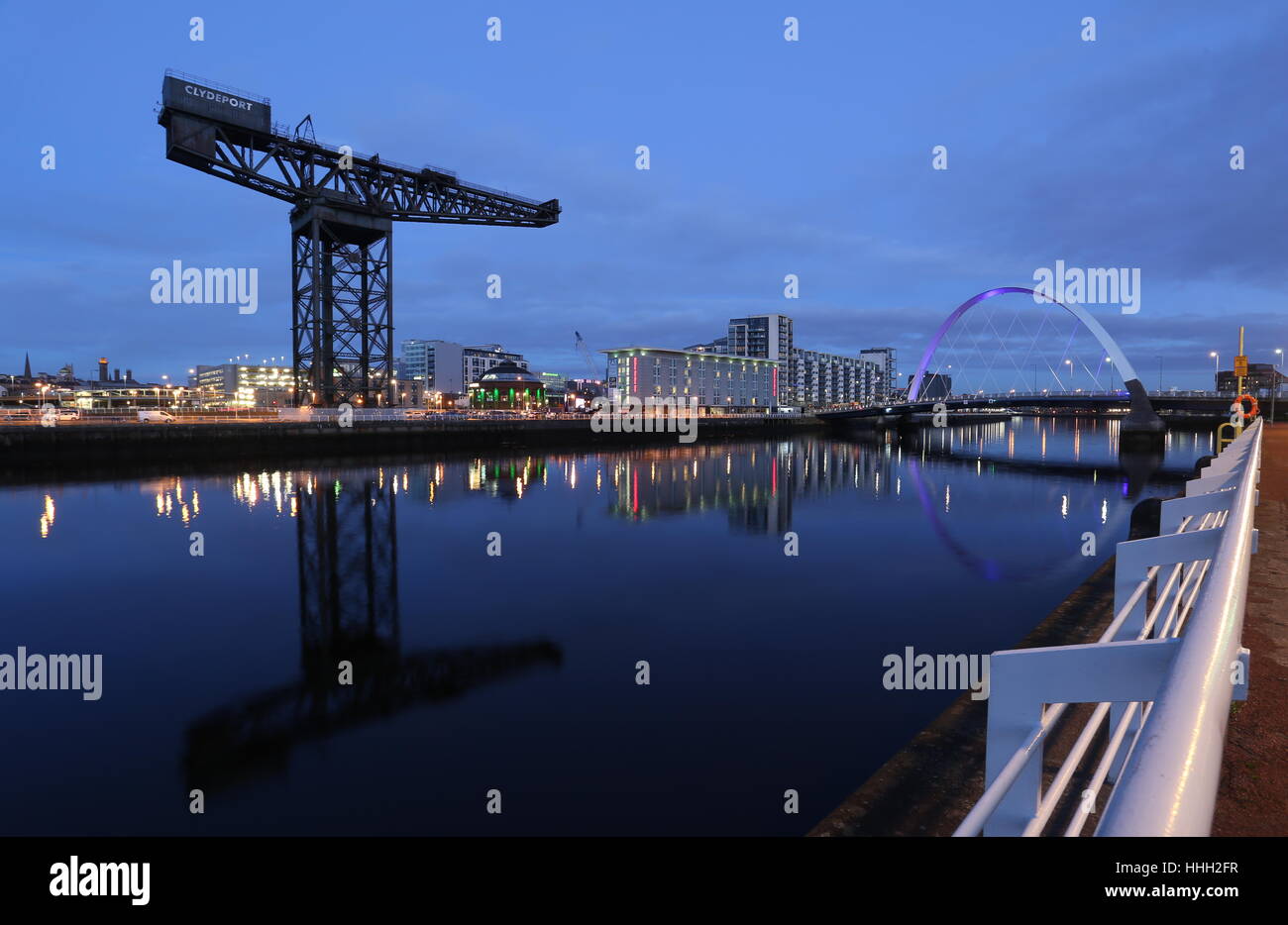 Clyde Arc Brücke und Finnieston Crane spiegelt sich in River Clyde in der Abenddämmerung Glasgow Schottland Januar 2017 Stockfoto