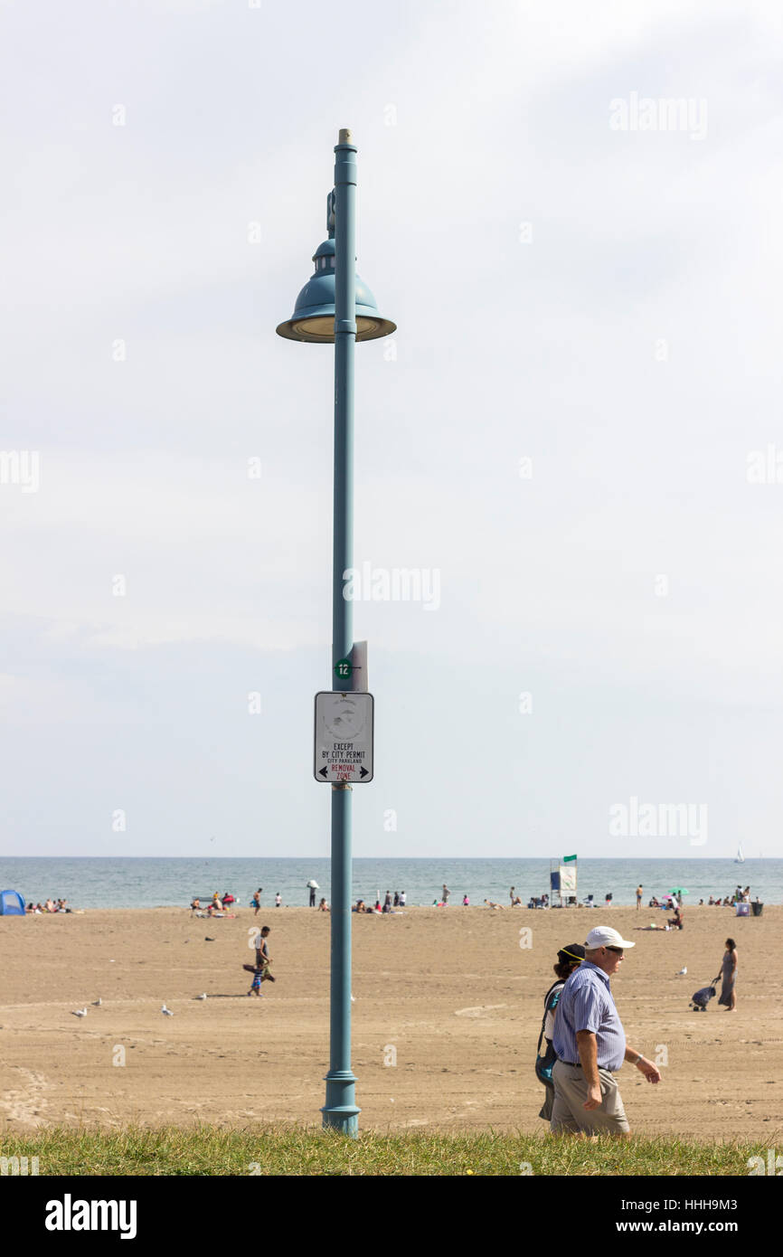 TORONTO, Kanada - älteres paar vorbei eine helle Stelle an einem sonnigen Nachmittag in Woodbine Strand Stockfoto