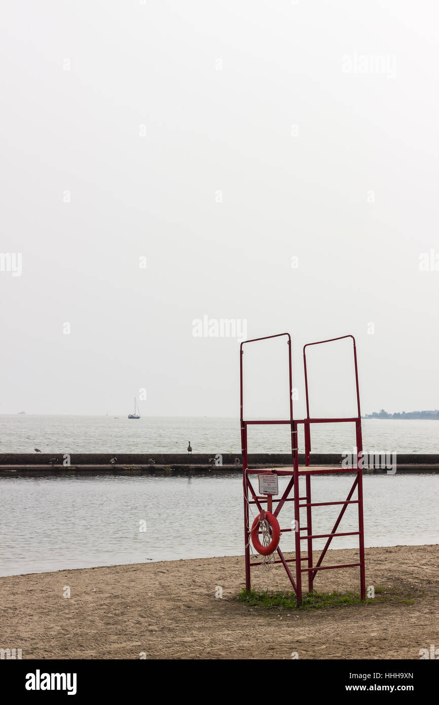 Stand der Rettungsschwimmer am Strand an einem bewölkten Tag, Toronto, CA Stockfoto