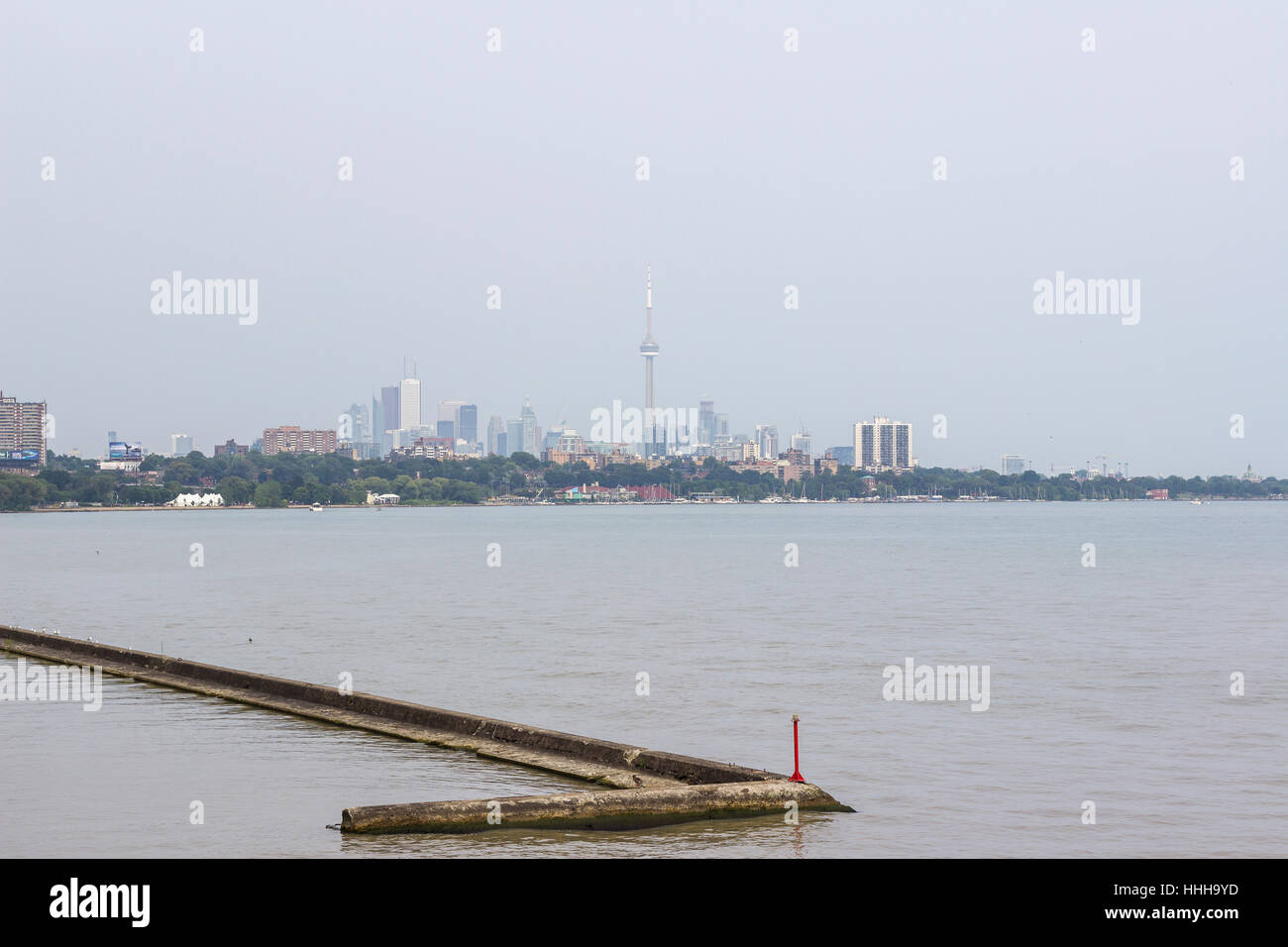 TORONTO, Kanada - Blick auf den CN Tower und die Skyline der Stadt vom Sunnyside Park an einem bewölkten Tag Stockfoto
