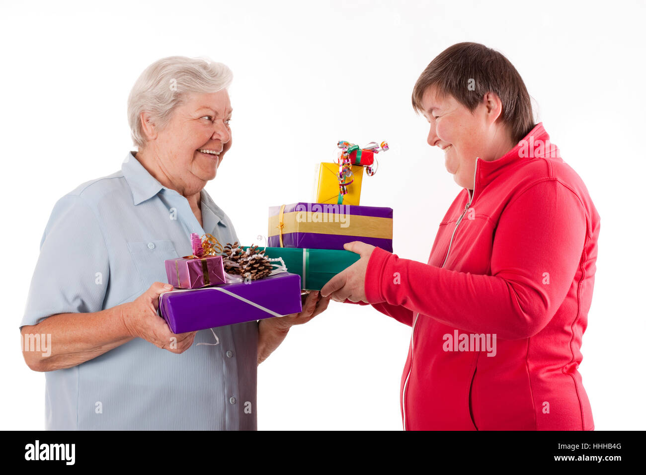 Senior mit geistig behinderten Tochter, reiche Geschenke Stockfoto