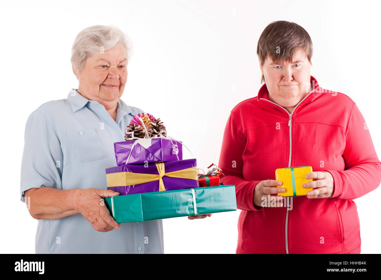 Senior hat viele Geschenke, Tochter nur ein Stockfoto