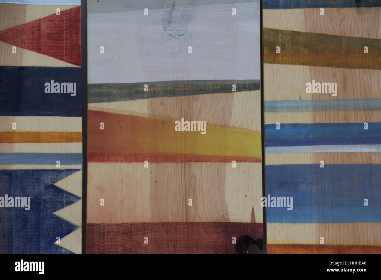 Foto von einem geometrischen Muster auf Holz gemalt Stockfoto