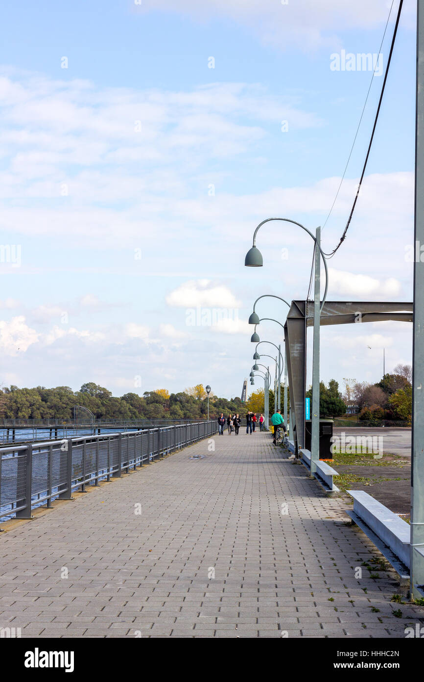 Ansicht des Gehwegs im alten Hafen von Montreal im Herbst Stockfoto