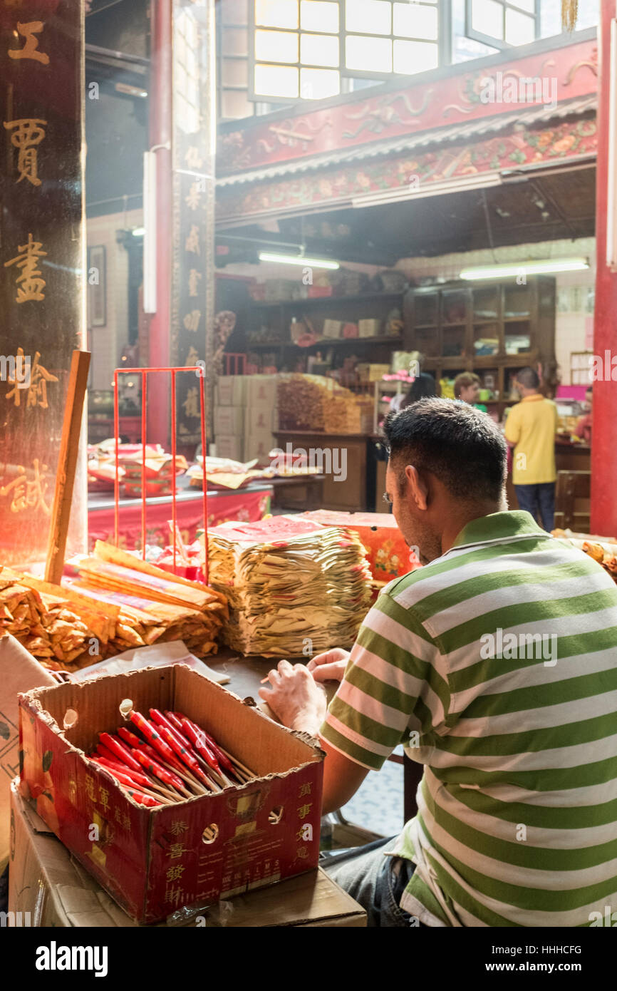 Tempelarbeiter in der Sünde Sze Si Ya Tempel in Kuala Lumpur, Malaysia. Stockfoto