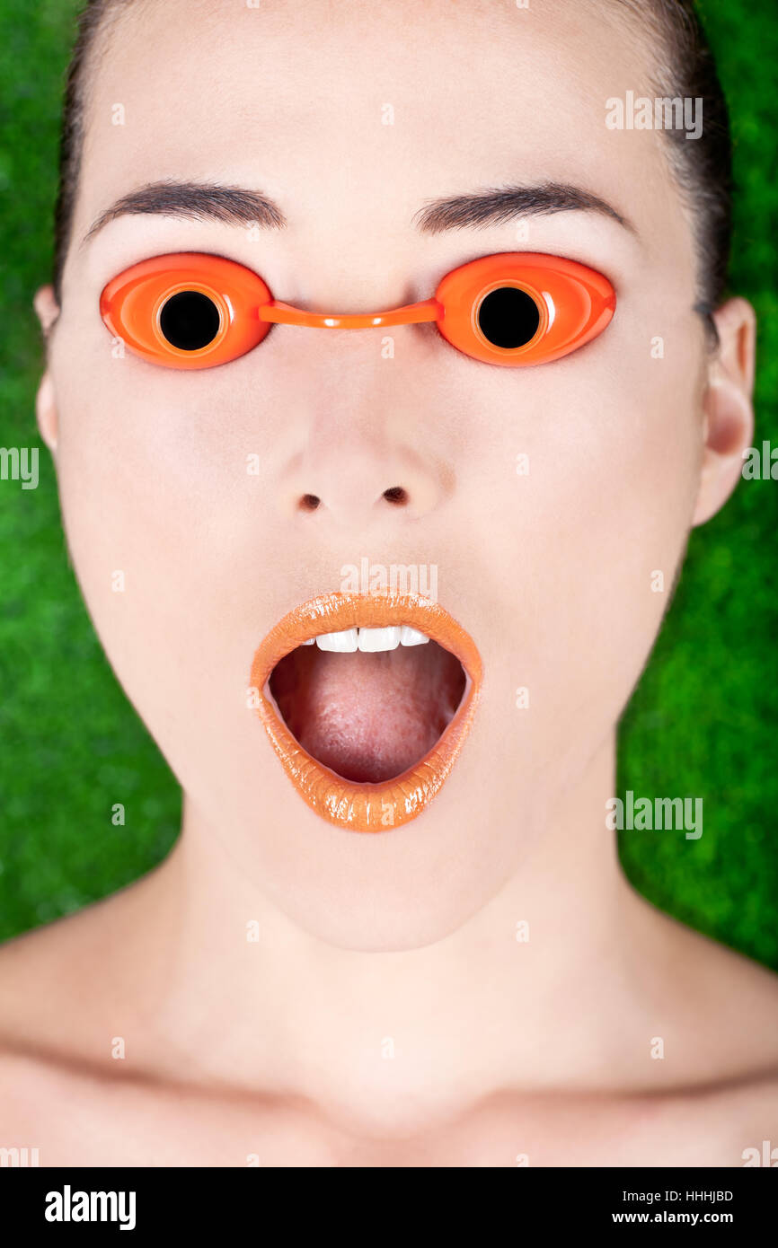 Closeup Portrait einer überrascht schöne Frau mit Solarium Bett Brille mit  offenem Mund Stockfotografie - Alamy