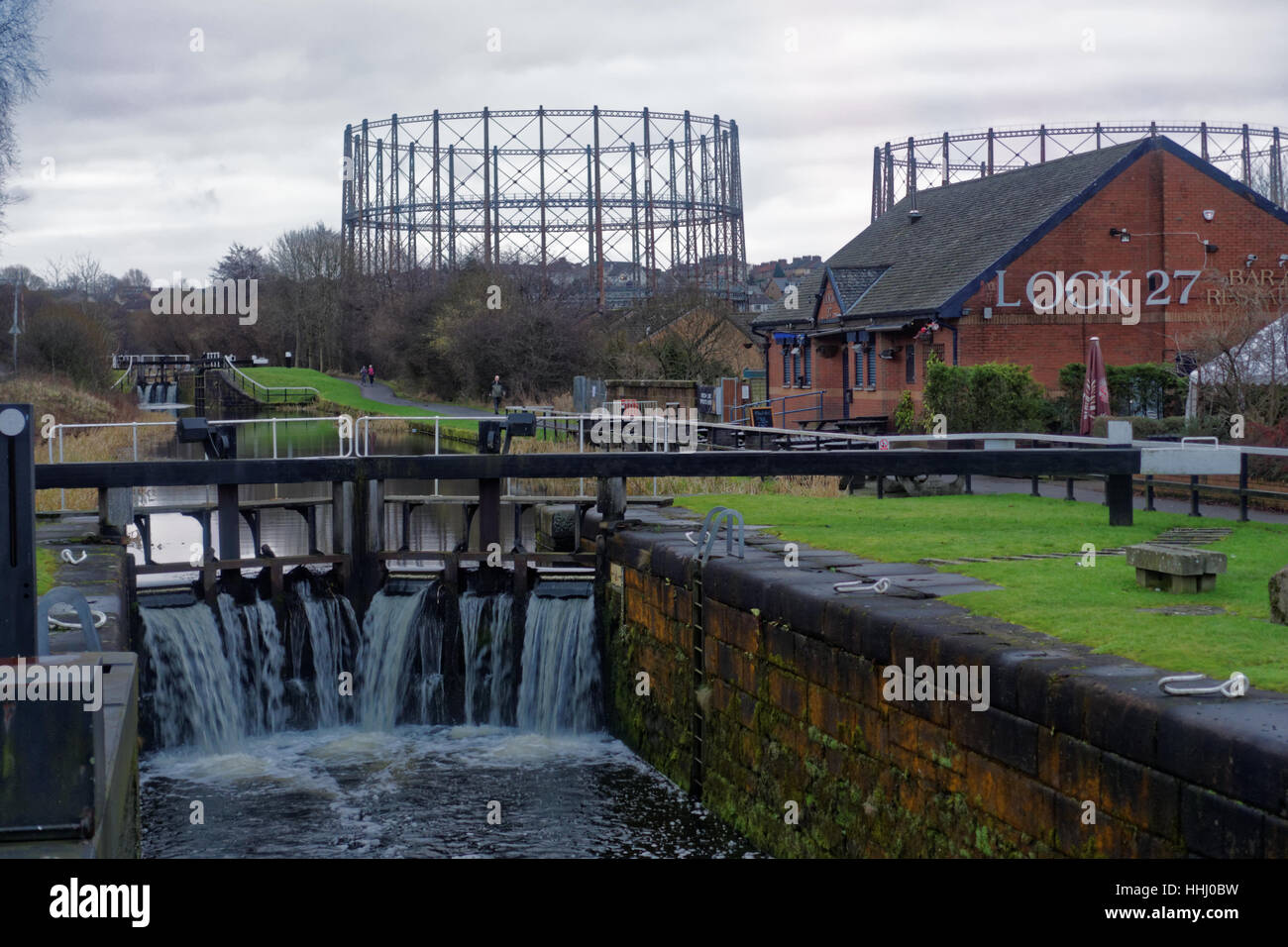 Tempel Gaswerk lock 27 Namensvetter Pub und den Wasserfall von einer Brücke auf der Forth-and-Clyde-Kanal, Glasgow, Schottland, Großbritannien. Stockfoto Tempel Gaswerk lock 27 Namensvetter Pub und den Wasserfall von einer Brücke auf der Forth-and-Clyde-Kanal, Glasgow, Schottland, Großbritannien. Stockfoto