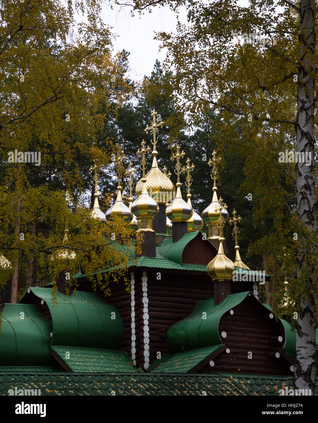 Königliche Tempel im Kloster der Heiligen Kaiserlichen Leidenschaft-Träger wo der Romanow begraben wurden. Aus Blockstamm mit goldenen Kuppeln Stockfoto