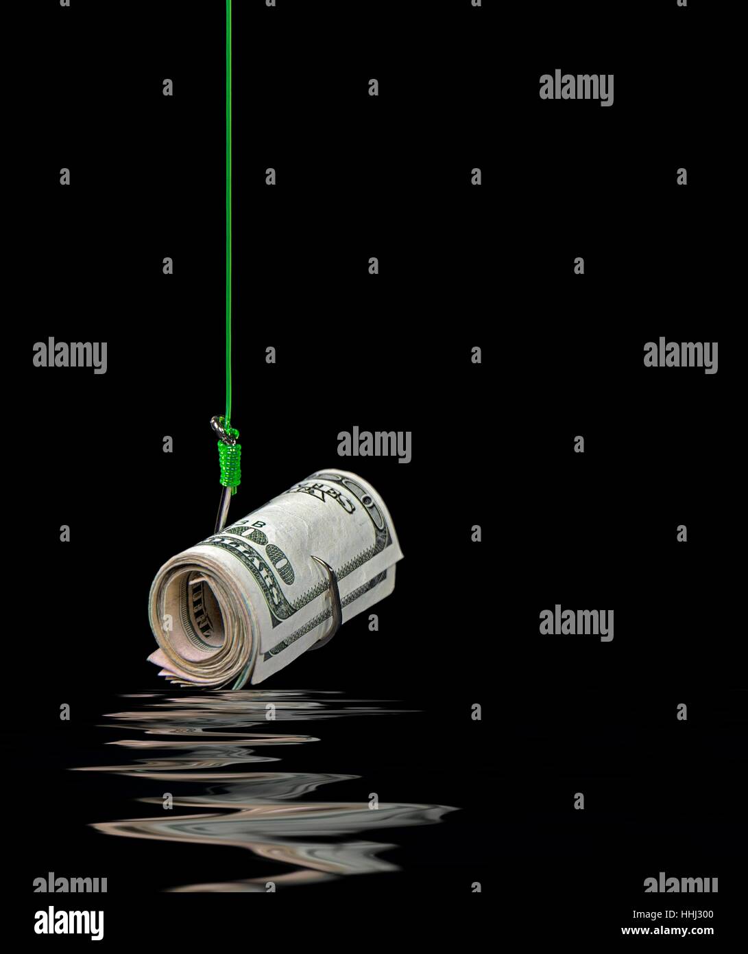 Rolle des amerikanischen Geldes auf Angelhaken mit Wasserreflexion Stockfoto