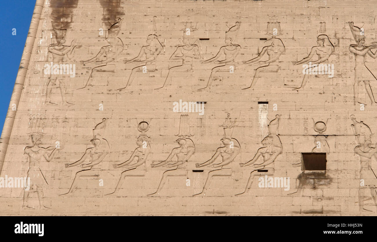 architektonisches Detail zeigt eine Erleichterung bei der antiken Tempel von Edfu in Ägypten (Afrika) Stockfoto