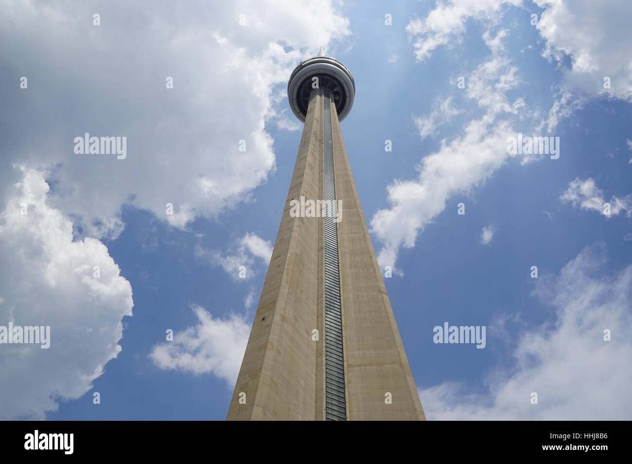 CN Tower Toronto - Perspektive - von der Basis bis in den Himmel schauen Stockfoto
