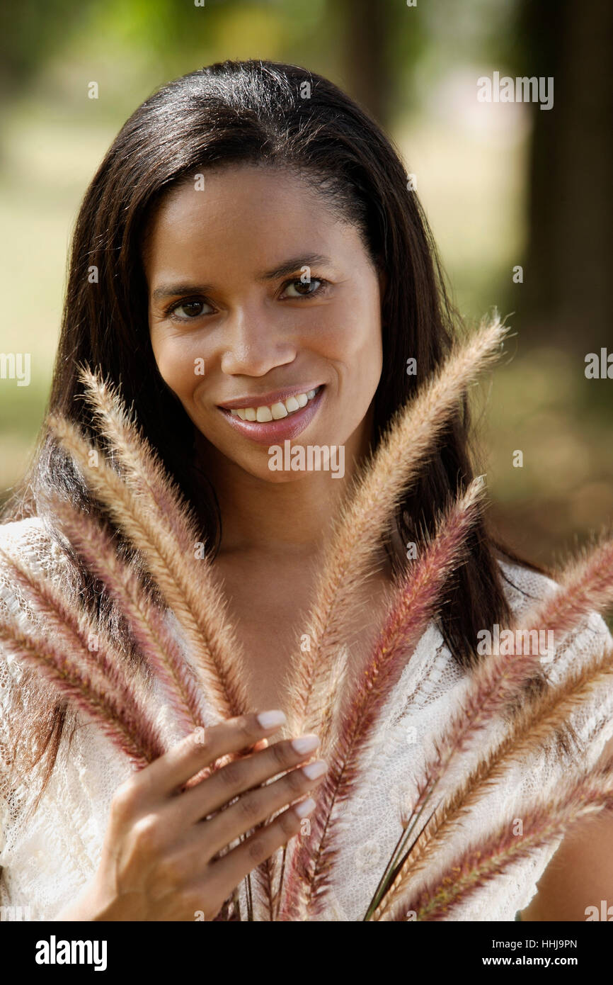 Frau Holding Schilf Stockfoto