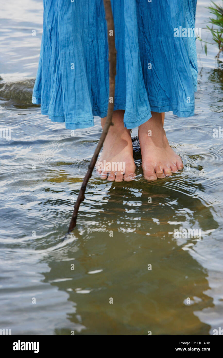 Füße von Teen Mädchen stehen im See Stockfoto