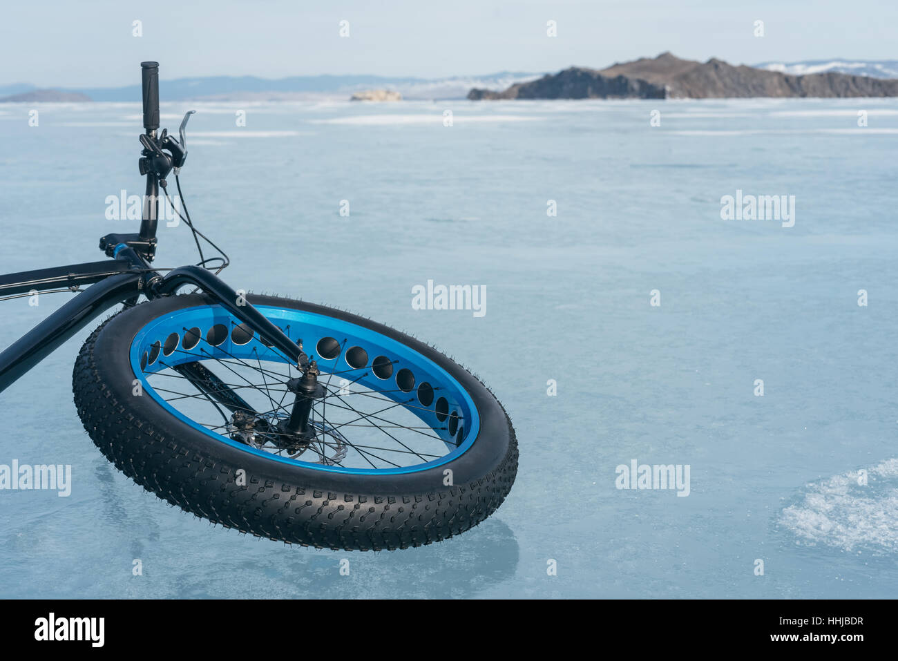 Fatbike auch fat-Bike oder Fett-Reifen Fahrrad genannt. Radfahren auf großen  Rädern. Auf dem Eis liegen. Blick auf die Berge Stockfotografie - Alamy