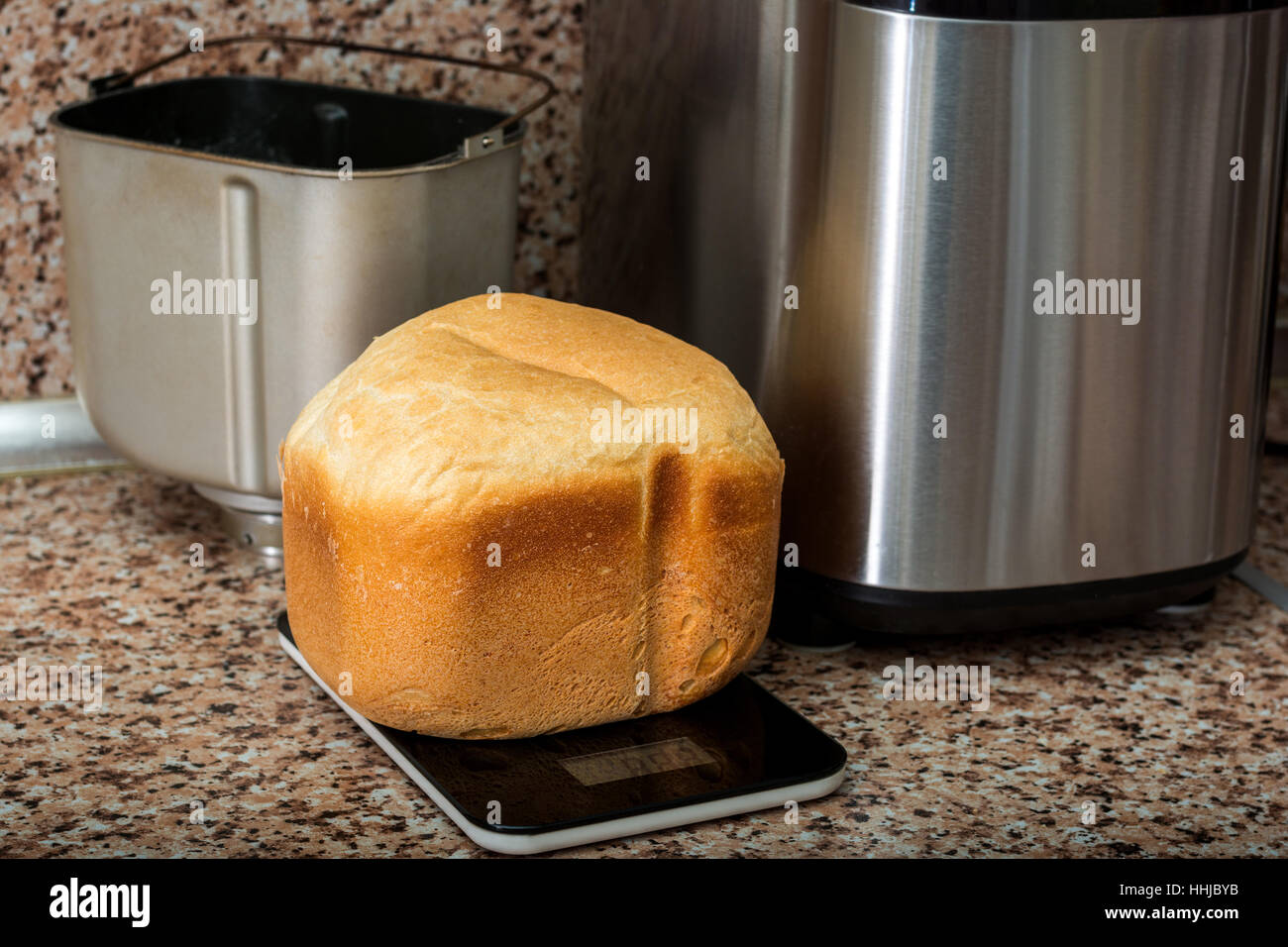 Brotbacken im Brotbackautomat Stockfoto