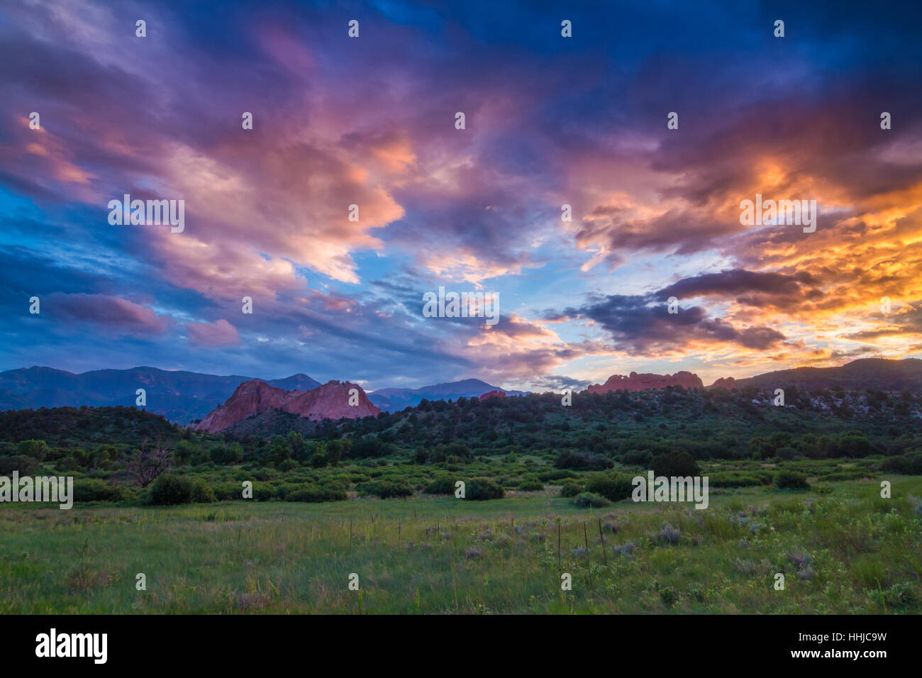 Eine unglaubliche Sonnenuntergang erstreckt sich die felsige Landschaft der Garden of the Gods und Pikes Peak in Colorado Springs, Colorado Stockfoto
