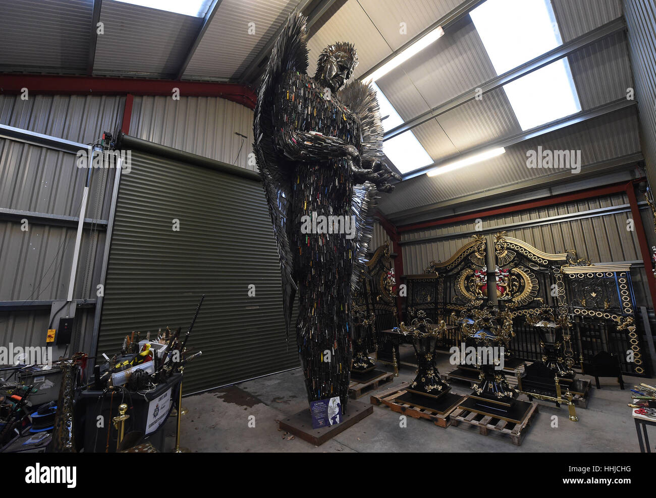 Die "Messer-Engel"-Skulptur, die erstellt wurde, mit 100.000 Messer 41-Polizeikräfte landesweit mit Messer Amnestien und Beschlagnahmungen im britischen Ironwork Centre in Oswestry, Shropshire erhebt. Stockfoto