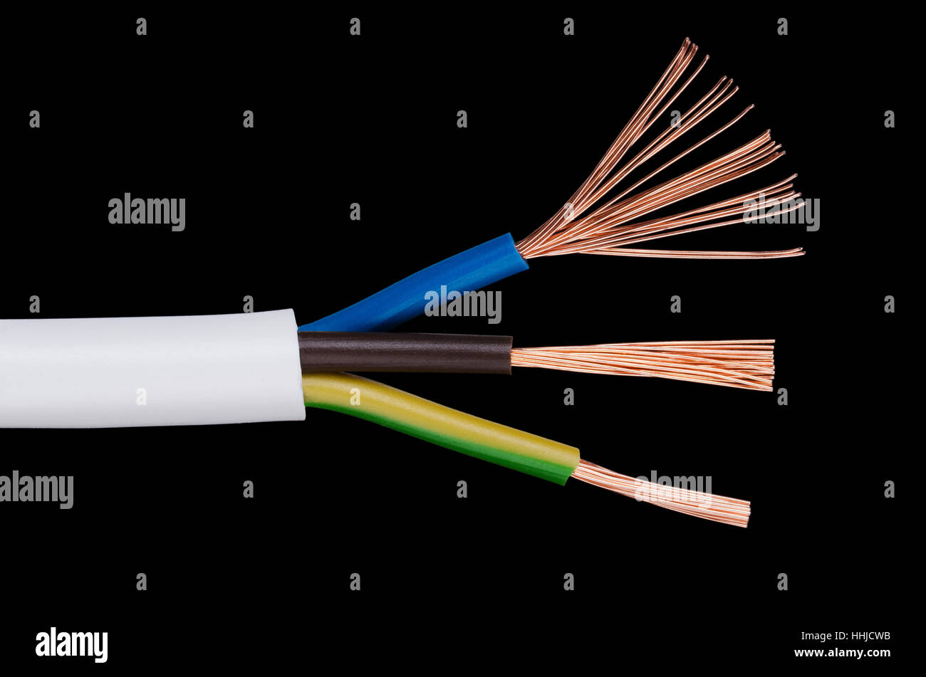 Stromkabel IEC-Norm auf schwarzem Hintergrund. Querschnitt. Kabelmantel, Kabelisolierung. Stockfoto