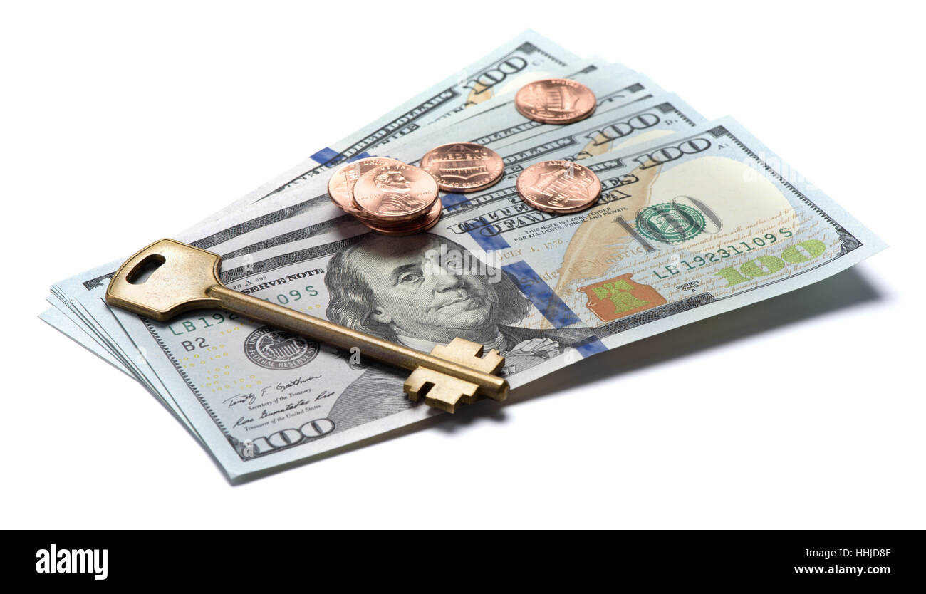 Hausschlüssel über die hundert-Dollar-Banknoten isoliert auf weißem Hintergrund Stockfoto