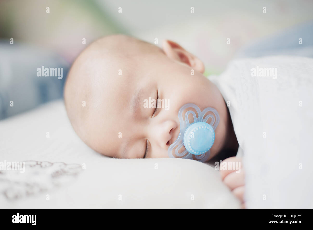 Asiatisches Baby Babyjungen schlafen friedlich mit Schnuller im Schlafzimmer. Stockfoto