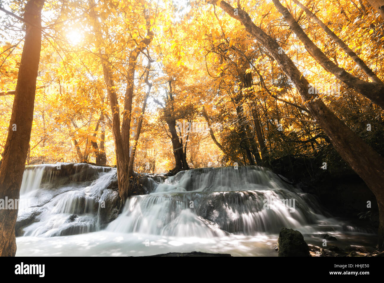 Huay MaeKamin Wasserfall ist schöner Wasserfall im herbstlichen Wald, Provinz Kanchanaburi, Thailand. Stockfoto