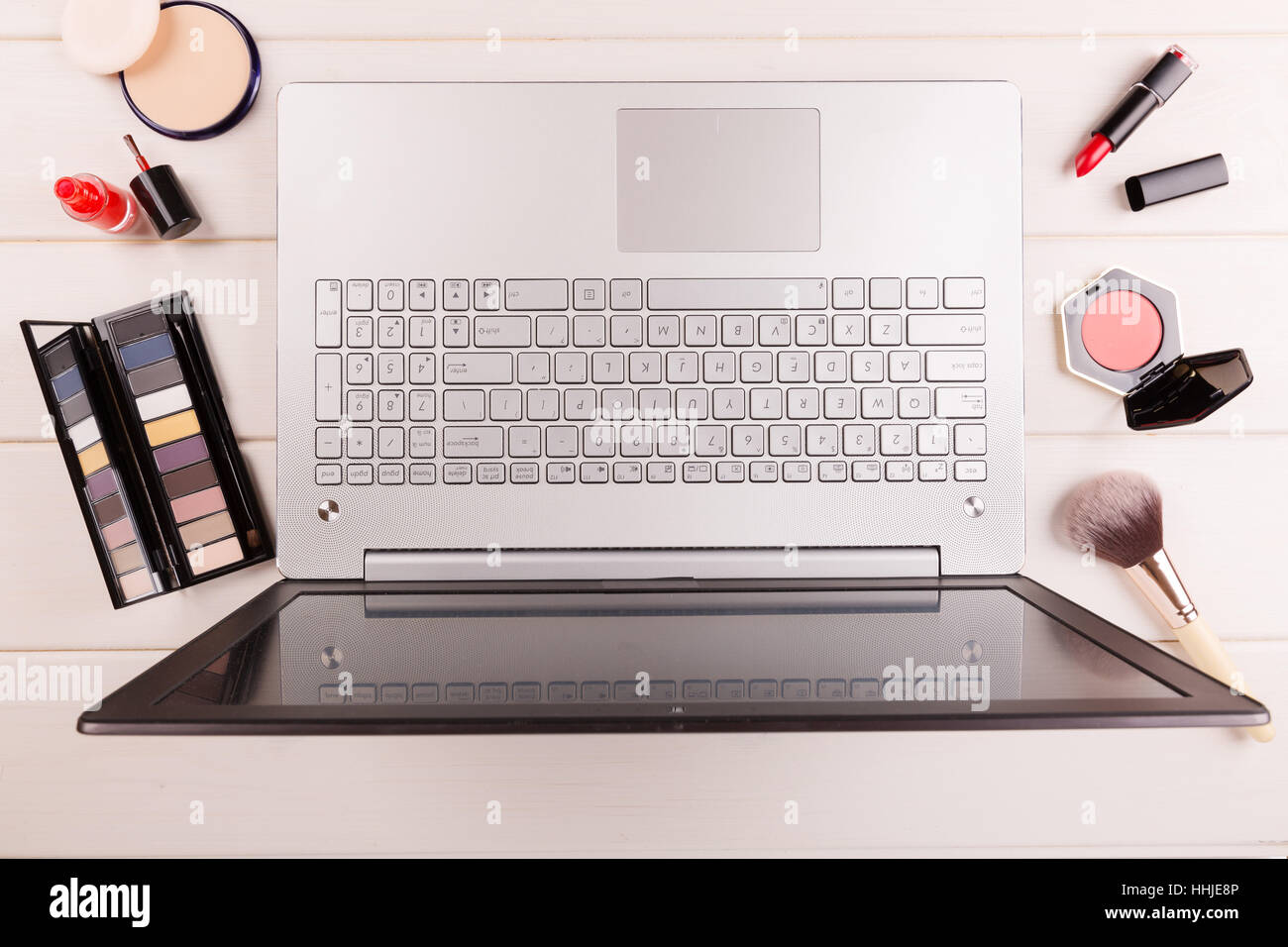 Arbeitsplatz für Fashion-Bloggerin, Laptop und Kosmetik auf dem Tisch Stockfoto