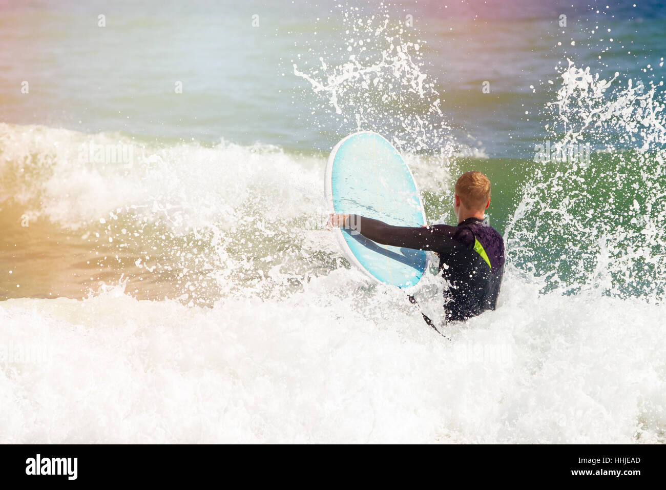 Anfänger Surfer kämpfen mit großen Wellen Stockfoto
