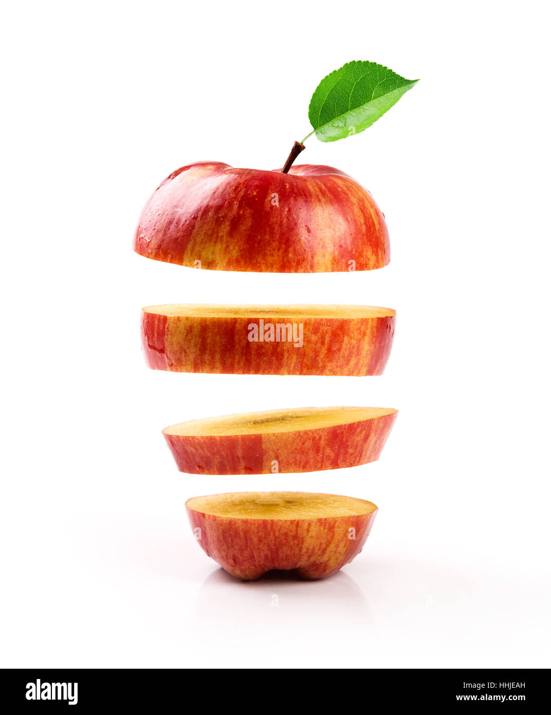 in Scheiben geschnitten, roten Apfel schwebend auf weißem Hintergrund Stockfoto