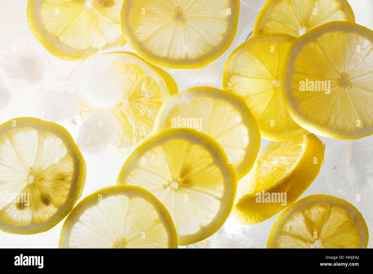 erfrischendes Wasser mit Zitronenscheiben und Eiswürfel Stockfoto
