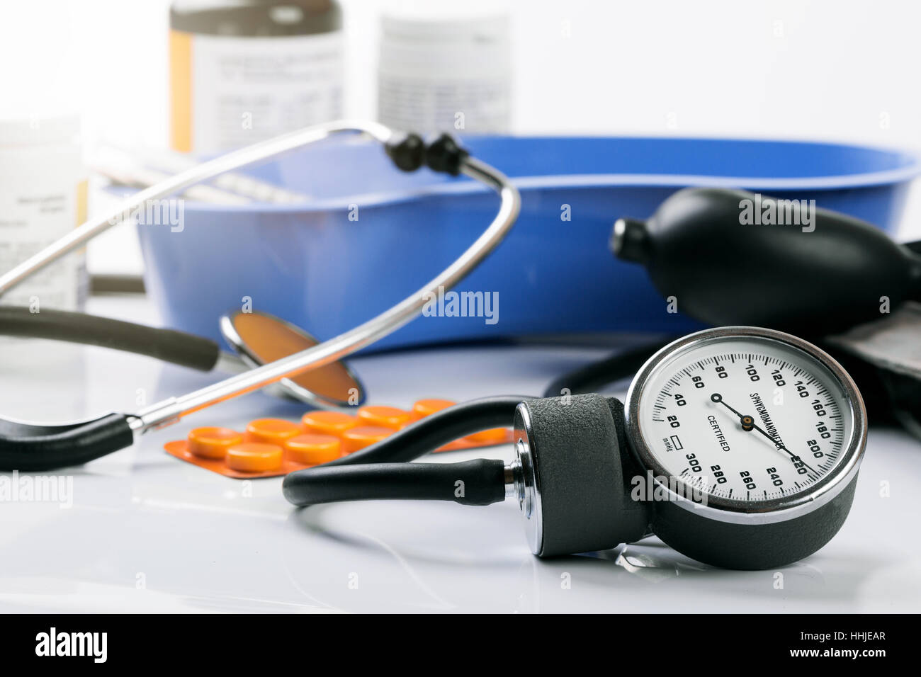 medizinische Instrumente und Geräte - Nahaufnahme von Blutdruckmessgerät Stockfoto