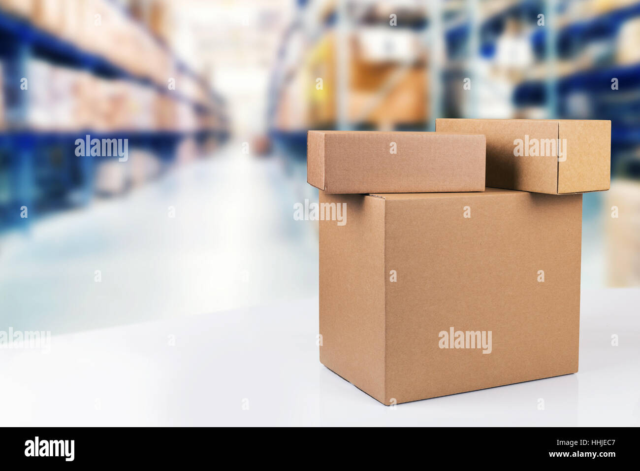 leere Kartons auf dem Tisch im Lager mit Textfreiraum Stockfoto