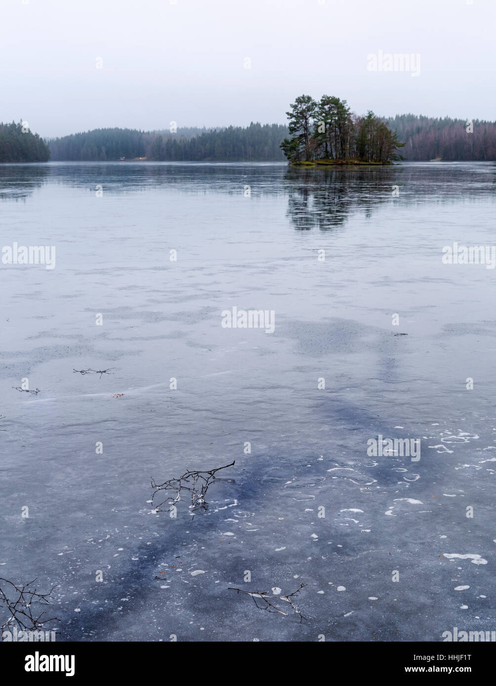 Winterlandschaft Blick von gefrorenem Eis bedeckt. See Torskabotten, Lerum, Schweden Model Release: Nein Property Release: Nein. Stockfoto