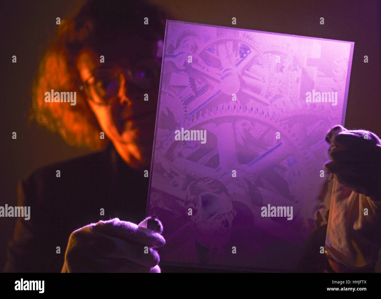 Eine Fotografie-Forscher am Center for Creative Photography in Tucson, Arizona untersucht Vintage schwarz / weiß negativen Stockfoto