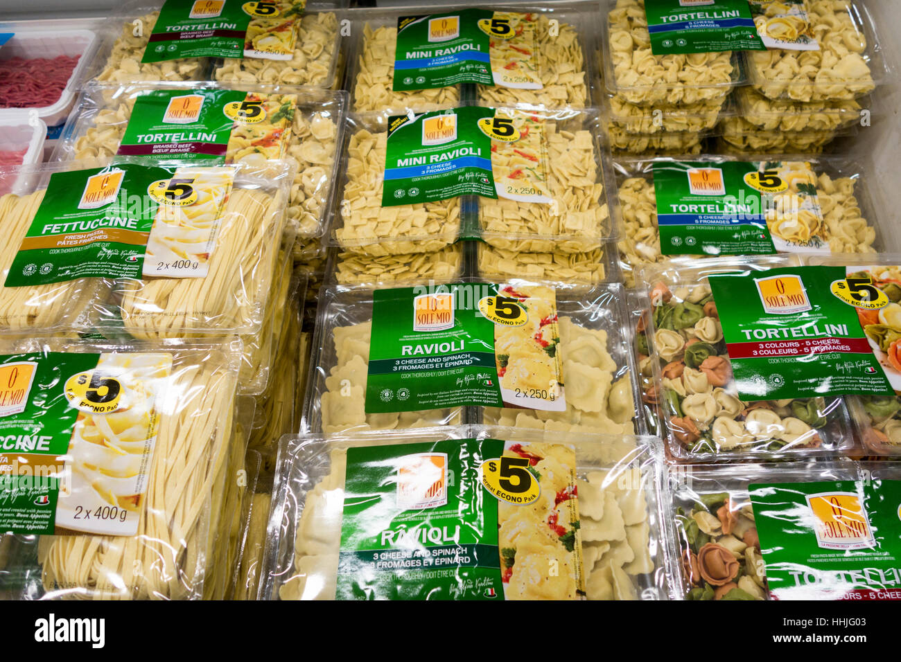 Verpackte frische Pasta zum Verkauf im Supermarkt Lebensmittel Grundlagen in Lindsay, Ontario, Kanada Stockfoto