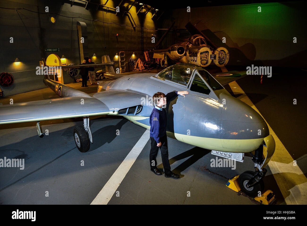 Eachan Hardie, 12, mit dem Vampir MkII Flugzeug geflogen von Hauptmann Eric ÒWinkleÓ Brown auf dem Display an das Nationalmuseum der Royal Navy an die Fleet Air Arm Museum, Yeovil, Somerset, nach Logbücher und Medaillen, die Zugehörigkeit zu den Piloten wurden durch die Bemühungen der 12 Jahre alte Schüler gesichert, die nach dem Auftreffen auf einen Briefwechsel mit Captain Brown , setzte sich zu retten. Stockfoto