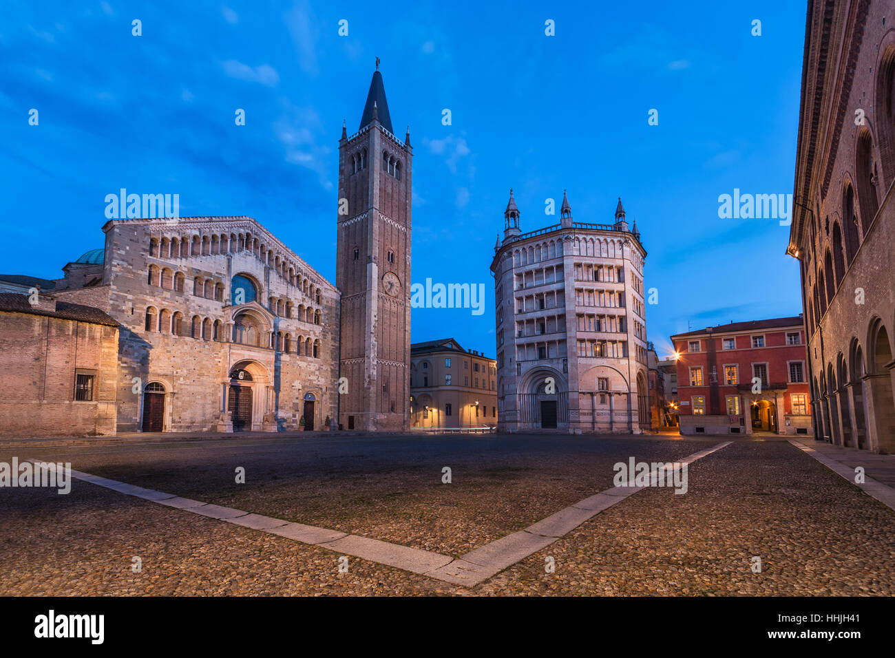 Die Kathedrale und das Baptisterium von Parma in der Nacht Stockfoto