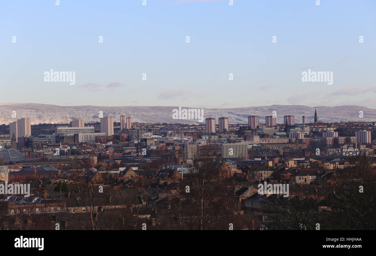 Glasgow-Stadtansicht mit Turm Wohnblocks und Campsie Fells Schottland Januar 2017 Stockfoto