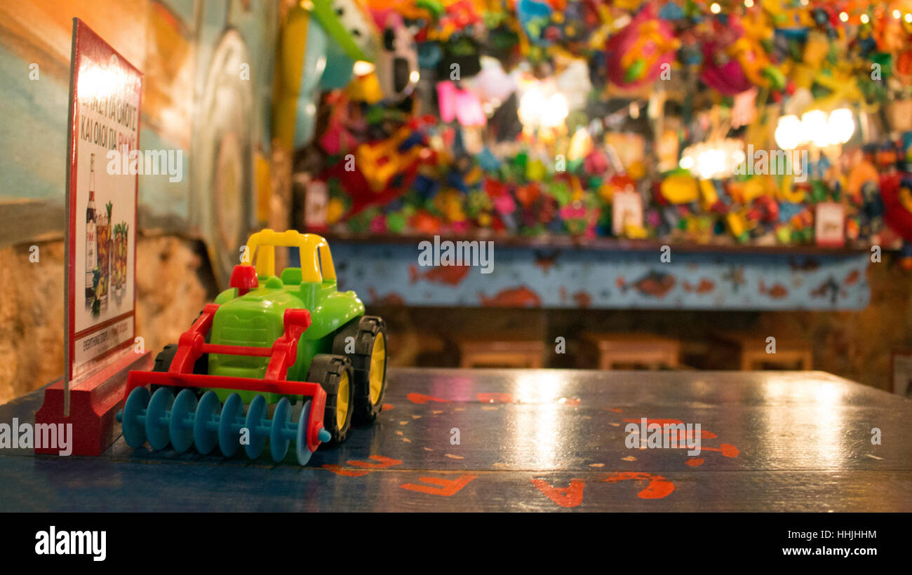 Abeba Bar in Chania, Griechenland, dekoriert mit Spielzeug und alle Arten von kleinen Objekten. Stockfoto