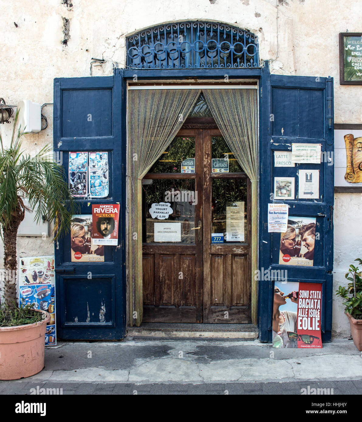 Doppelten Holztüren, Haupteingang ein Lebensmittelgeschäft in Italien Stockfoto