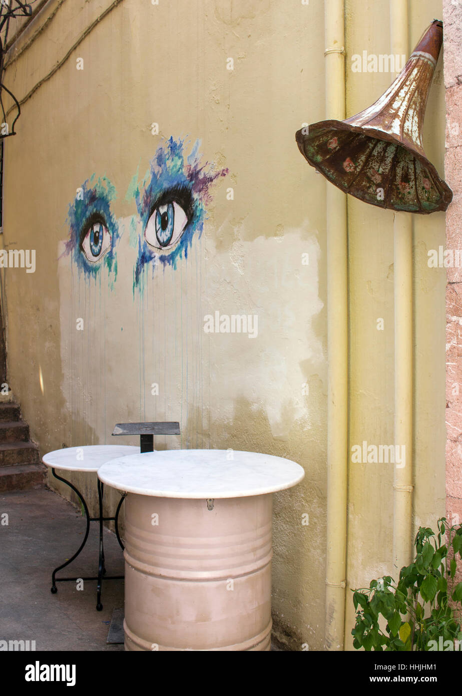 Zwei Augen Paited auf eine gelbe Wand in Nauplia, Griechenland. Stockfoto