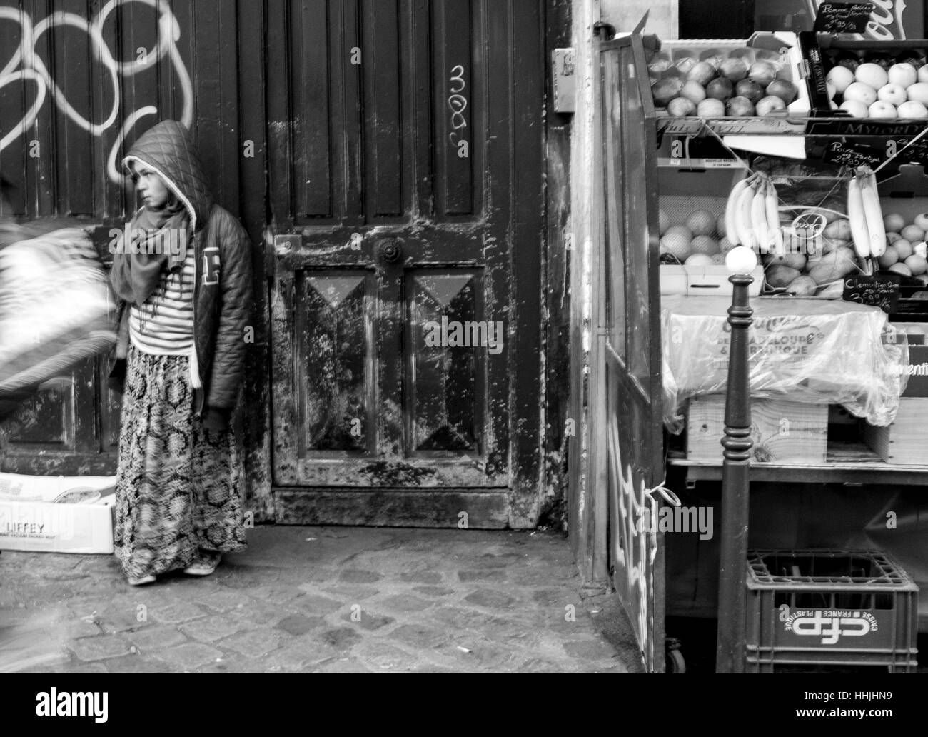 Zigeunermädchen vor der Tür ihres Hauses in Paris. Stockfoto