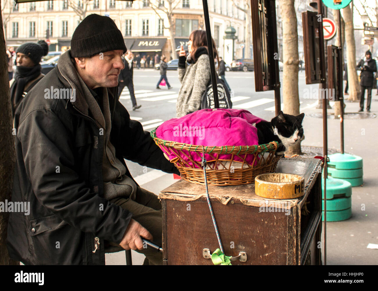 Mann mit einer Katze betteln um Geld in Paris Stockfoto